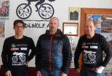 Papa Joachim Kahr bedankt sich bei Michael Kurz (links) und Radlwolf (rechts) für die Unterstützung für seinen Sohn Patrick; Foto: © Radlwolf