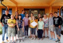 v.l. Radlwolf, Assistenzgeberinnen Andrea 3.v.l., Margarete 7.v.l., Deborah 9.v.l. und Michi Kurz rechts mit einigen Assistenznehmern; Foto: © Radlwolf