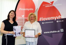 © Manfred J. Schusser, Am Foto von Links: Mag.a Martina Mittweg VHS-Bezirksstellenkoordinatorin und Mag.a Beate Gfrerer VHS-Geschäftsführerin.