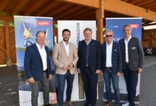 © : Stadtgemeinde Hermagor Pressegger See v.l.n.r. Tourismusobmann Hans Steinwender, Tourismuslandesrat Sebastian Schuschnig, LAbg. Bgm. Leopold Astner, NLW Geschäftsführer Christopher Gruber, Tourismusbüroleiter Markus Brandstätter