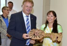 © Hans Jost Am Bild LAbg. Bgm. DI Leopold Astner und Kindergartenleiterin Angelika Jarnig