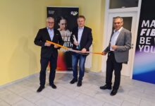 © Stadtgemeinde Hermagor von links nach rechts: BIK Breitbandinitiative Kärnten GmbH GF Peter Schark, LAbg. Bgm. DI Leopold Astner, Josef Polster – KELAG Connect