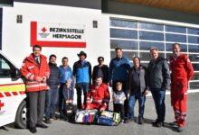 v.li n re Bezirksstellenleiter Luca Burgstaller, Stefan Gratzer, Marko Scheiblauer, Thomas Zerza, Doris Umfahrer, Andreas Zerza, Manfred Brandner, Bgm. Leopold Astner, Bezirksrettungskommandant Stv. Und First Responder Beauftragter Karlheinz Hohenwarter. Vorne First Responder Florian Umfahrer