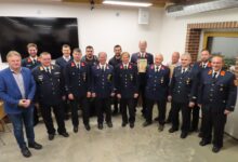 © FF Tröpolach, v.l.: Bgm. Leopold Astner, GFK-Stv. Florian Zimmermann, BFK Herbert Zimmermann, Patrik Mitterberger, Martin Guggenberger, Stefan Rosenberger, Gerold Katzer, Albert Dobrosek, Peter Warmuth, Josef Walzi, Thomas Jenul, Herbert Eder, Johann Kury, Kdt-Stv. Thomas Astner und Kdt. Gernot Steiner