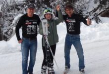 Birgit freut sich über die Schiausrüstung von Radlwolf und Michi Kurz; v.l. Radlwolf, Birgit Hofer und Michi Kurz; Foto: © Radlwolf