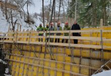 © Stadtgemeinde HermagorMitarbeiter der Wildbach- und Lawinenverbauung mit LAbg. Bgm. DI Astner beim Plonbach