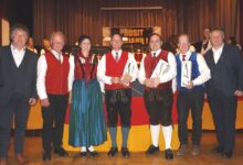 © Stadtgemeinde Hermagor, v.l.n.r. Vizebgm. Günter Pernul, Oswin und Charlotte Rauter (Singgem. „Die Naßfelder), Kapellmeister Martin Rauter und Obmann Christian Wiedenig (MV „Almrausch“ Mitschig), Sprecher des Abends Martin Egger und Bürgermeister LAbg. DI Leopold Astner