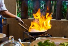 Küche, Pfanne in Flammen