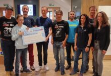 v.l. Radlwolf, David (Schüler Georg-Großlercher-Schule), Peter Florian Ortner (Kle-Sch), Markus Kozubowski ( Schulleiter Georg-Großlercher-Schule), Michi Kurz, Hannes Lexer (Alpinschule Go-Vertical), Birgit Ortner (Kle-Sch), Simon Wurzer (Alpinschule Go-Vertical), Angelika Lexer (Therapeutin Georg-Großlercher-Schule); Foto: © Radlwolf