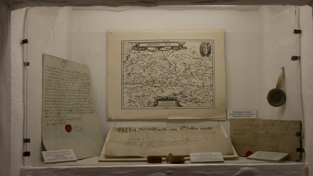 Landkarten und Urkunden in der Bibliothek © GailtalMuseum