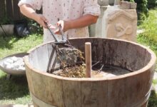 Am „Tag der Kärntner Volkskultur“ gibt der Geschichtsverein für Kärnten einen Einblick in das Steinbierbrauen – und man kann das Bier auch verkosten. © Geschichtsverein/Roland Bäck