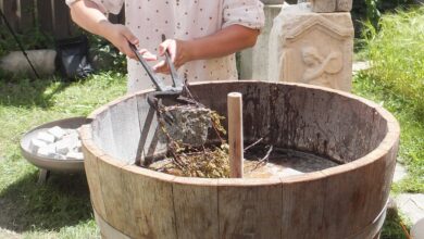 Am „Tag der Kärntner Volkskultur“ gibt der Geschichtsverein für Kärnten einen Einblick in das Steinbierbrauen – und man kann das Bier auch verkosten. © Geschichtsverein/Roland Bäck