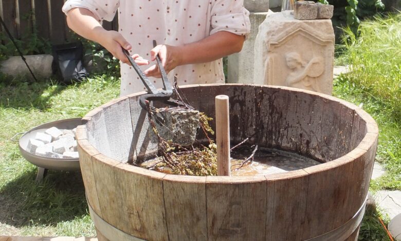 Am „Tag der Kärntner Volkskultur“ gibt der Geschichtsverein für Kärnten einen Einblick in das Steinbierbrauen – und man kann das Bier auch verkosten. © Geschichtsverein/Roland Bäck