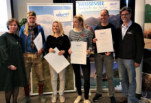 Urkundenüberreichung durch Elke Maidic (ganz links) und Robert Heuberger(ganz rechts)