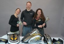 Elisabeth Presslauer, Sven Kofler und Melanie Lanner mit dem neuesten Projekt „Harley Davidson“ © Malerei Wieser