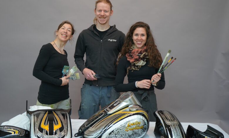 Elisabeth Presslauer, Sven Kofler und Melanie Lanner mit dem neuesten Projekt „Harley Davidson“ © Malerei Wieser