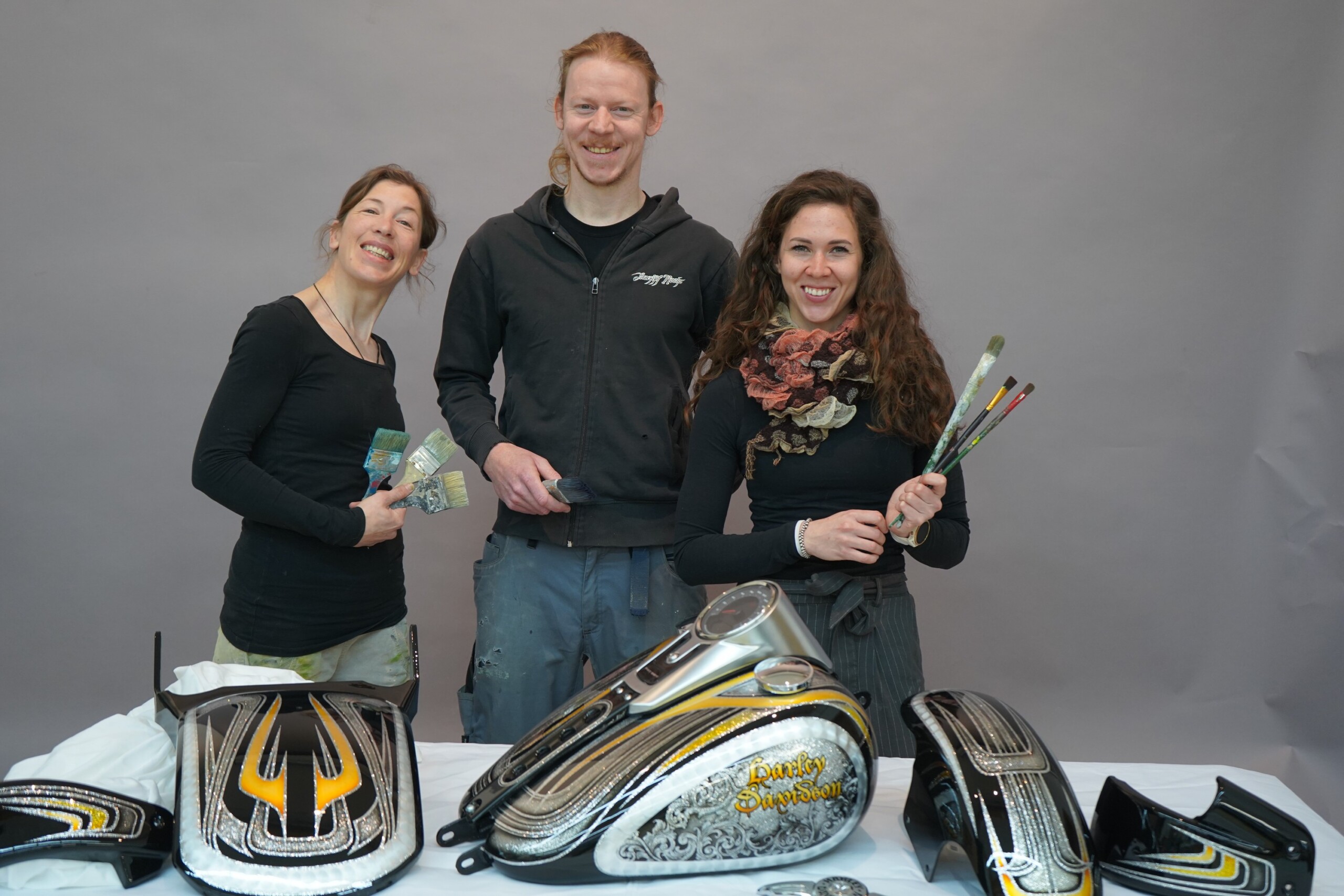Elisabeth Presslauer, Sven Kofler und Melanie Lanner mit dem neuesten Projekt „Harley Davidson“ © Malerei Wieser
