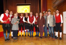 V.l.n.r.: Kapellmeister Martin Rauter, Obmann Christian Wiedenig, Moderatorin Mag. Margit Wieser, Kapellmeister Armin Kogler, StR Siegfried Pirker, Obmann Manfred Mörtl, Bgm. DI Leopold Astner, Obmann Nikolaus Astner, StR Irmgard Hartlieb, StR Hannes Burgstaller, Bezirkskapellmeister Dir. Gerald Waldner, Kulturreferent Vizebgm. Günter Pernul, Obmann und Kapellmeister Hans Grolitsch und Obmann-Stv. Raphael Grolitsch © Stadtgemeinde Hermagor