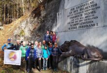Vor dem Hauptmann-Hensel-Denkmal in Malborghetto © Erich Glantschnig