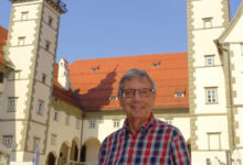 Historiker Rudolf Siegl vor dem Landhaus in Klagenfurt. Er hat Biographien aller 493 Landtagsabgeordneten zwischen 1848 und 1938 erstellt. © Geschichtsverein/Markus Böhm