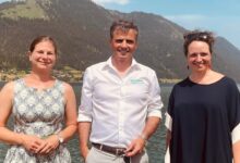 © weissensee.com Am Bild v. l.: Karoline Turnschek (Bürgermeisterin der Gemeinde Weissensee), Mag. Thomas Michor (Leitung Weissensee Tourismus), Dr. Martina Taubenberger (Künstlerische Leitung Werksviertel-Mitte Kunst München