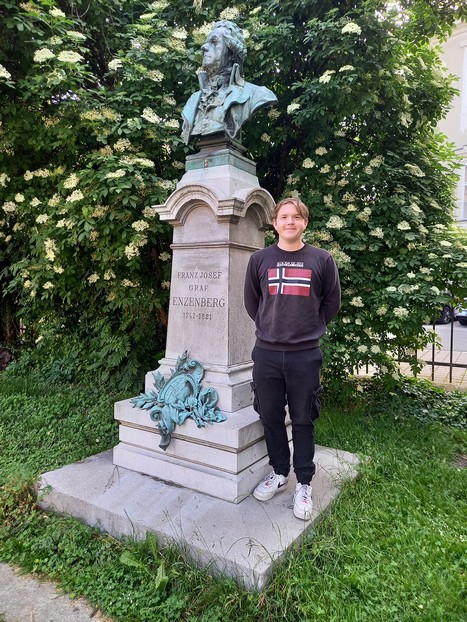 Christoph Strausky beim Denkmal für Franz Josef Graf Enzenberg in der Klagenfurter Ursulinengasse. © Privat