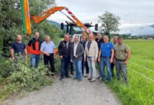 Am Bild: Die Gemeindevertreter aus Kirchbach, Dellach und Kötschach-Mauthen sowie die Wirtschaftshofmitarbeiter mit den neuen Gerätschaften