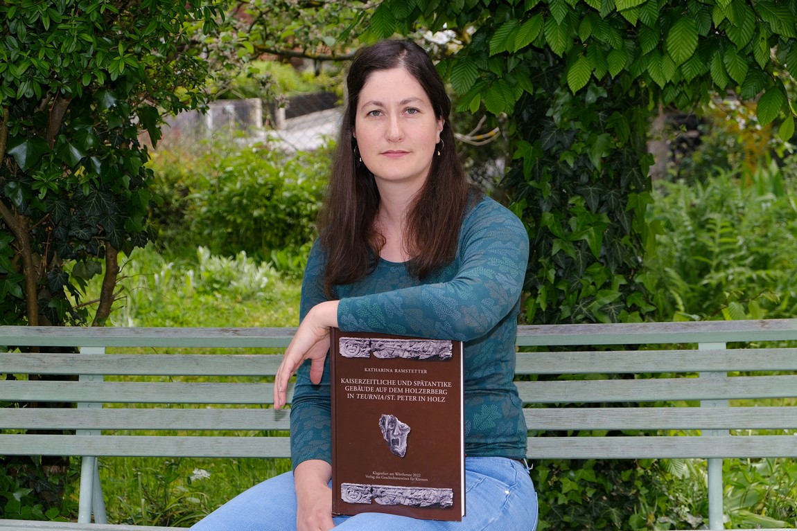 Archäologin Katharina Ramstetter mit ihrem Buch zur Römerstadt Teurnia