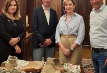 : Konsulin Elina Kyriakopoulou (Griechisches Konsulat), Gruppeninspektor Gerd Maier (SPK Villach), Botschafterin Catherine Koika (Griechischen Botschaft) und Chefinspektor Walter Niedermüller (SPK Villach) © Embassy of Greece in Vienna