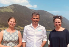 © weissensee.com, Am Bild v. l.: Karoline Turnschek (Bürgermeisterin der Gemeinde Weissensee), Mag. Thomas Michor (Leitung Weissensee Tourismus), Dr. Martina Taubenberger (Künstlerische Leitung Werksviertel-Mittte Kunst München