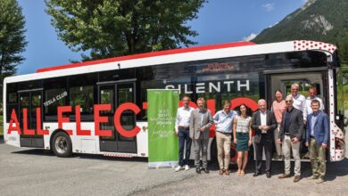 Am Bild v.l.n.r.: Markus Brandstätter, Bgm. DI Leopold Astner, Mag. Thomas Michor, Nina Fabian MEd, BH Dr. Heinz Pansi, Bgmin. Karoline Turnschek, Leopold Durchner, Christopher Gruber, Christian Plozner, Christopher Puntigam