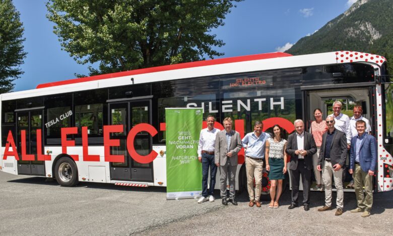 Am Bild v.l.n.r.: Markus Brandstätter, Bgm. DI Leopold Astner, Mag. Thomas Michor, Nina Fabian MEd, BH Dr. Heinz Pansi, Bgmin. Karoline Turnschek, Leopold Durchner, Christopher Gruber, Christian Plozner, Christopher Puntigam