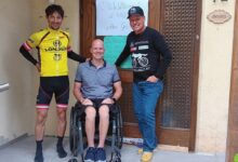 © Radlwolf, Raymond freut sich mit Michi (li.) und Radlwolf (re.) auf „Bewegung für den guten Zweck 2023“