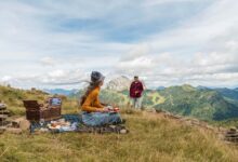 © nassfeld.at_tinefoto.com BU: Picknick in der Natur – an besonderen Plätzen. Eine Verknüpfung der landschaftlichen Schönheiten an besonderen Plätzen mit sanften Aktivitäten wie Spaziergängen, leichten Wander- oder Biketouren und kulinarisch-regionalen Genüssen unter freiem Himmel.