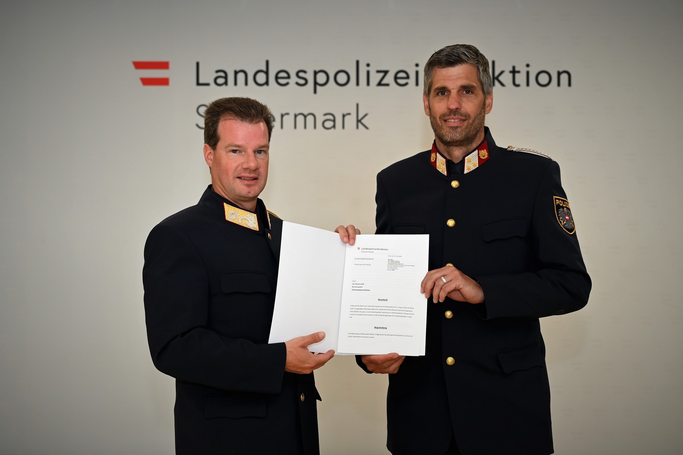 ©LPD-Stmk-Hellinger, Landespolizeidirektor HR Gerald Ortner und Chefinspektor Gerhard Pirker der Verkehrsinspektion Graz-1