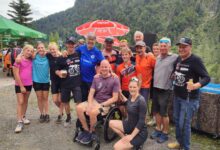 Raymond Hueber mit seinen Freunden aus Weißbriach und Berg im Drautal mit Michi Kurz 4.v.l. und Radlwolf rechts; Foto: © Karin Franz