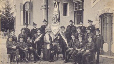 Der Männergesangsverein Velden im Jahr 1912 mit Fahnenpatin Sophie Jasser. © Sammlung Ilse Dominici