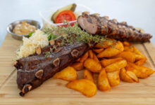 Gebratene Schweinsripperl (1-2 Personen) Ripperln, Krautsalat, Senf, Kren und gebackene Kartoffelecken