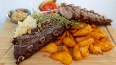 Gebratene Schweinsripperl (1-2 Personen) Ripperln, Krautsalat, Senf, Kren und gebackene Kartoffelecken