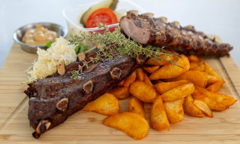 Gebratene Schweinsripperl (1-2 Personen) Ripperln, Krautsalat, Senf, Kren und gebackene Kartoffelecken