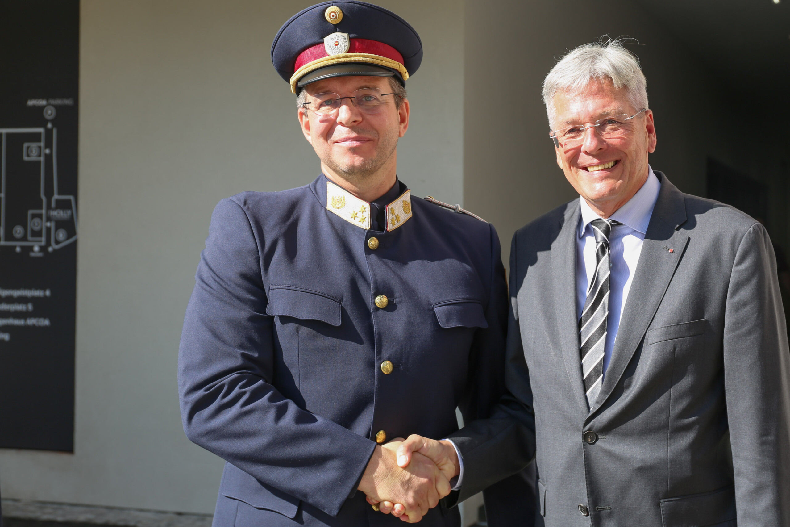 Polizeiinspektionskommandant Chefinspektor Markus Wernig mit Landeshauptmann Dr. Peter Kaiser. © PI Heiligengeistplatz