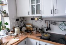 Ein einziges Chaos - wie lange hält die alte Arbeitsplatte das aus? © Envato Elements