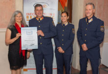 Mag. Brigitte Slamanig und Gemeinsam.Sicher Landeskoordinator Oberst Wolfgang Gabrutsch, BA MBA MBA DBA mit der unterzeichneten Sicherheitspartnerschaft (1. und 2. v. l.) © LPD Kärnten