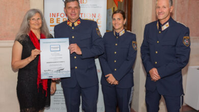 Mag. Brigitte Slamanig und Gemeinsam.Sicher Landeskoordinator Oberst Wolfgang Gabrutsch, BA MBA MBA DBA mit der unterzeichneten Sicherheitspartnerschaft (1. und 2. v. l.) © LPD Kärnten