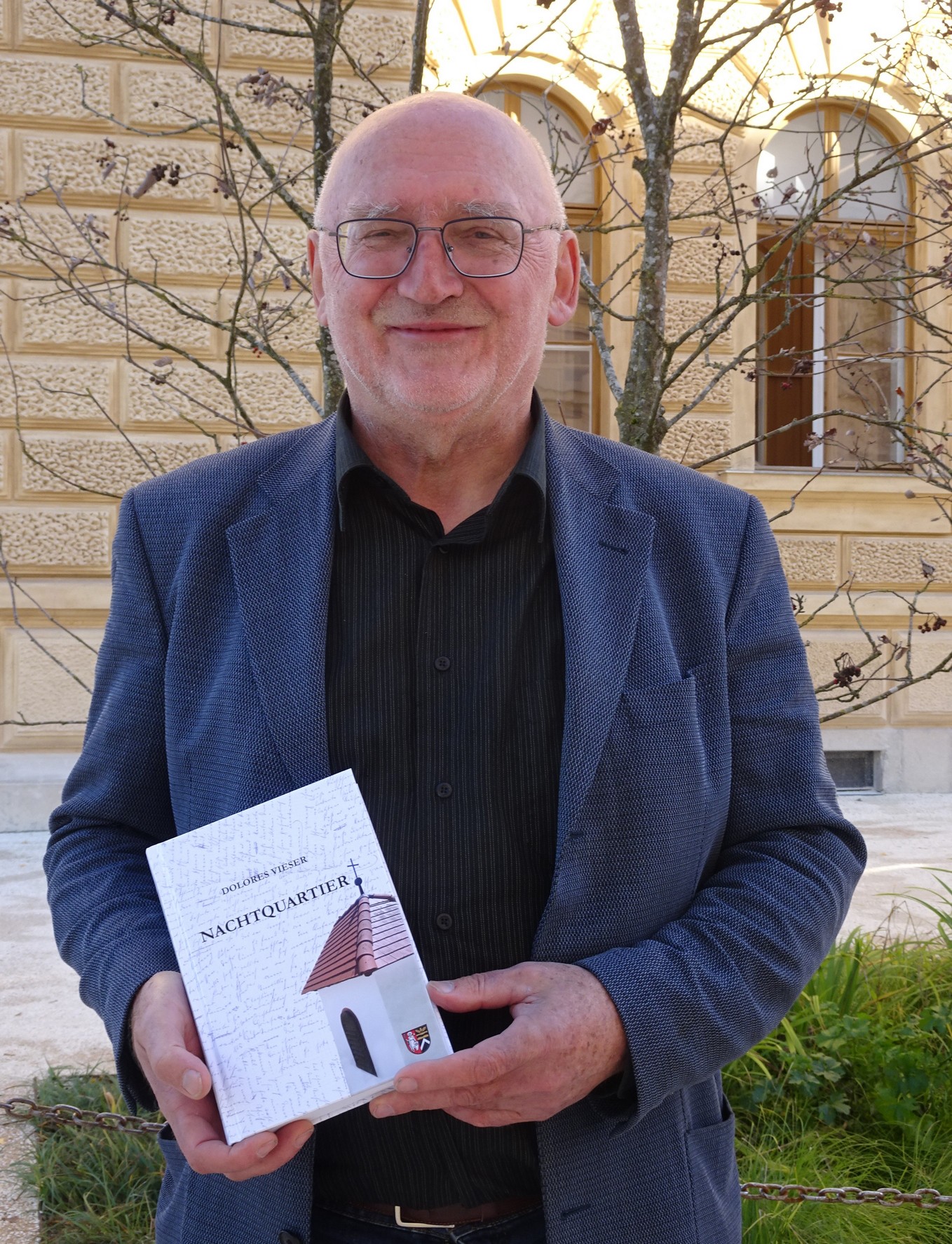Der Direktor des Geschichtsvereines für Kärnten Dr. Wilhelm Wadl mit dem neuaufgelegten Buch „Nachtquartier“ von Dolores Viesèr (Foto: Heidi Rogy)