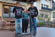 Michi Kurz und Radlwolf freuen sich mit Theresia Catharina über den neuen E-Scooter © Radlwolf