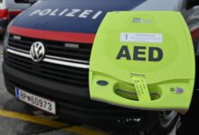 © LPD-ST | Das bei der Polizei verwendete Gerät (ZollAEDPlus) Alle ausgerüsteten Streifenfahrzeuge sind am Aufkleber erkennbar