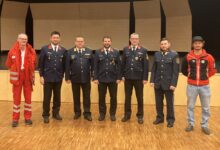 © FF Kötschach-Mauthen | Gute Zusammenarbeit zwischen den Blaulichtorganisationen in Kötschach-Mauthen – v.l. Günther Themessl (Rotes Kreuz), Kdt-Stv. Thomas Winkler, BFK Herbert Zimmermann, GFK u. Kdt. Günther Martin, Ehrenkdt. Ing. Gerald Praster, Florian Jost (Polizei) und Fabian Engl (Bergrettung)