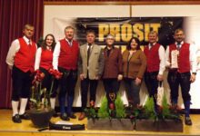 Musikalischer Start ins Neue Jahre im Stadtsaal Hermagor. V.l.n.r.: Obmann und Kapellmeister Johann Grolitsch, Obmann-Stv. Laura Ronacher (beide Stadtkapelle Hermagor), Bgm. DI Leopold Astner, Kulturreferent Vizebgm. Günter Pernul, Vizebgm. Irmgard Hartlieb, StR Martina Wiedenig, Obmann Nikolaus Astner und Kapellmeister Nikolaus Astner jun. (beide TK Wulfenia Tröplach) © Gemeinde Hermagor
