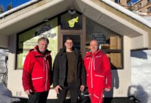 Bgm. Leopold Astner, Nico Groschacher und Markus Brandstätter vor dem „neuen Einkaufsladen“ © Farmtogo